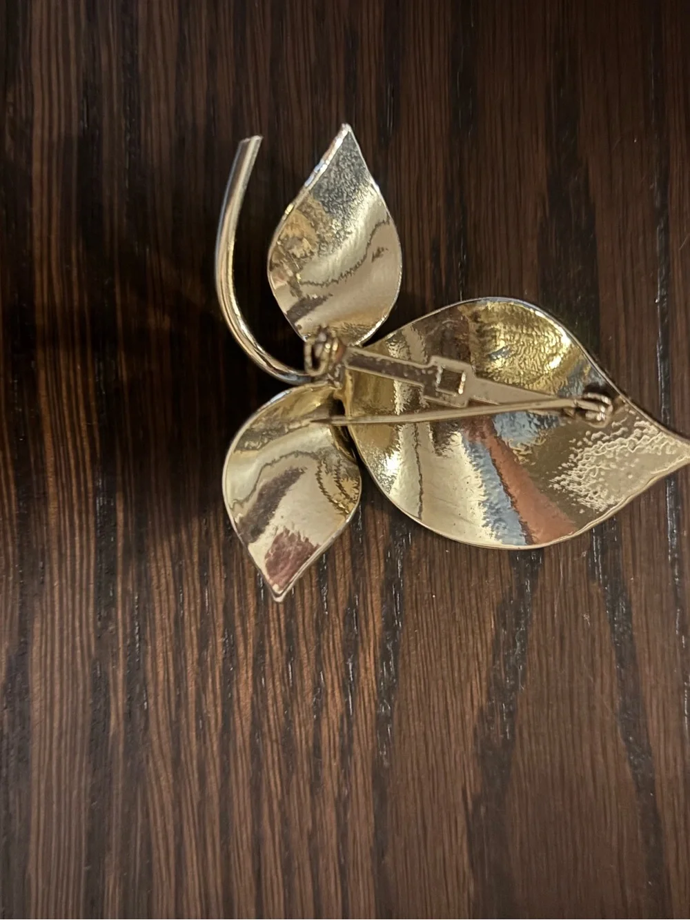Gold Leaf-Style Women’s Brooch – Elegant Leaf Pin